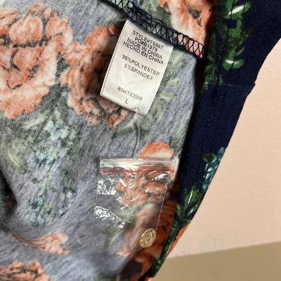 Entro floral blouse size large - Picture 4 of 7